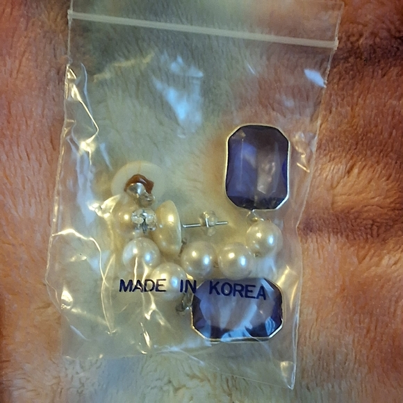 NWOT PEARL EARRINGS WITH DARK PURPLE STONE - Picture 2 of 2